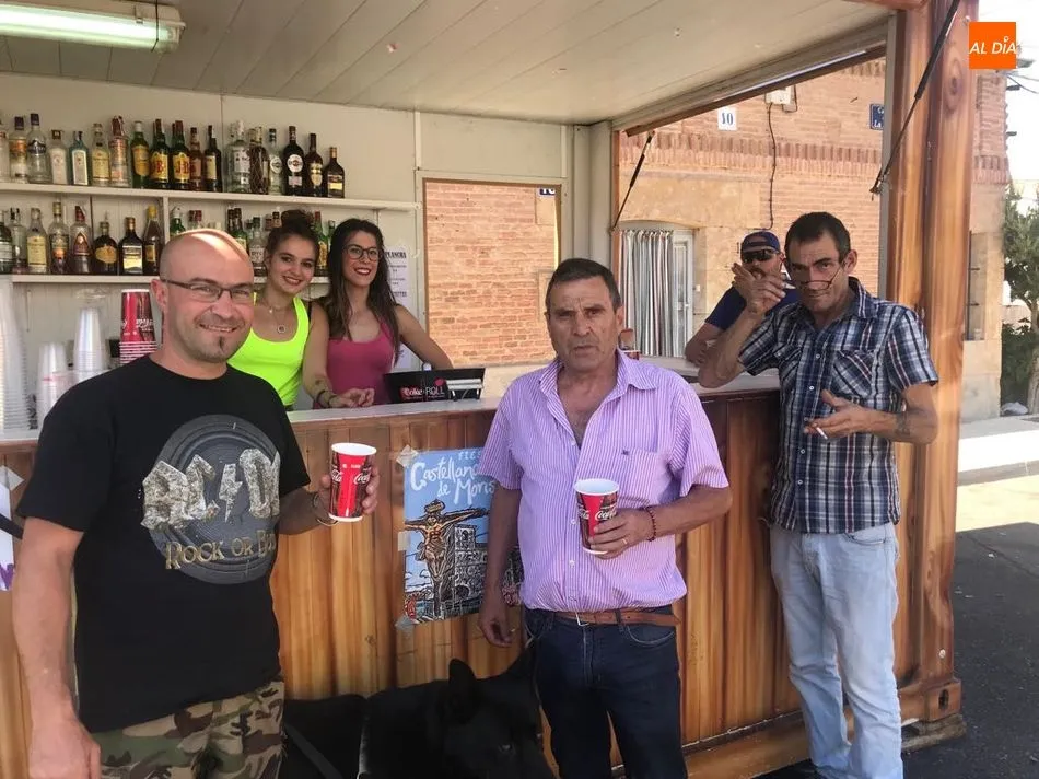 Los vecinos de Castellanos de Moriscos comparten una sabrosa paella