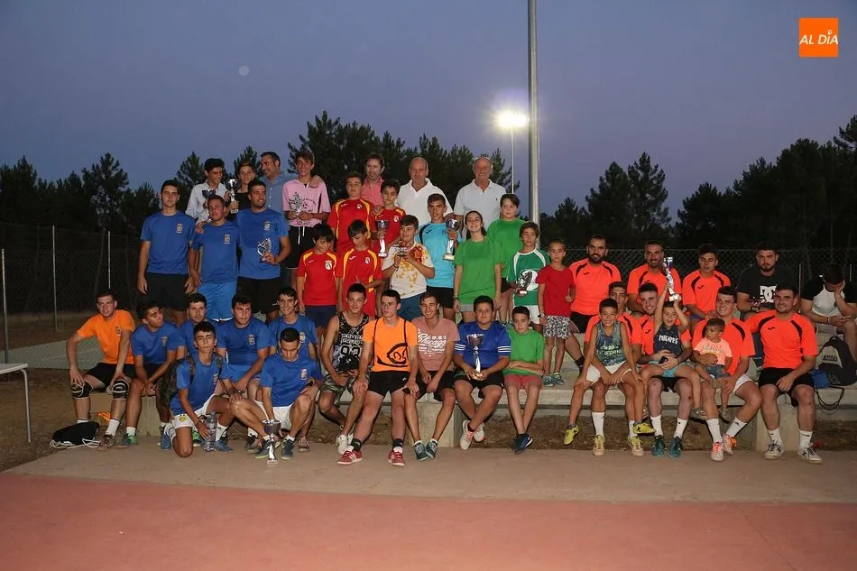 Los equipos ganadores del IX Torneo de Fútbol Sala de Entresierras