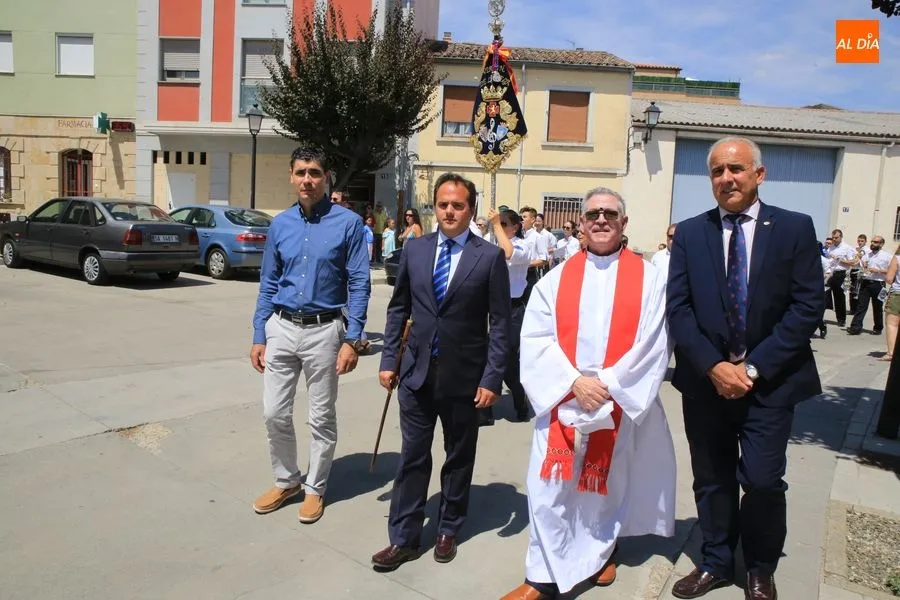 El alcalde (centro) en la procesión posterior a la eucaristía / Foto: Alberto Martín.