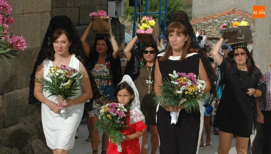 Las madrinas seguidas de sus cuartilleras en el pasacalles camino a la iglesia para rezar el rosario / SILVESTRE