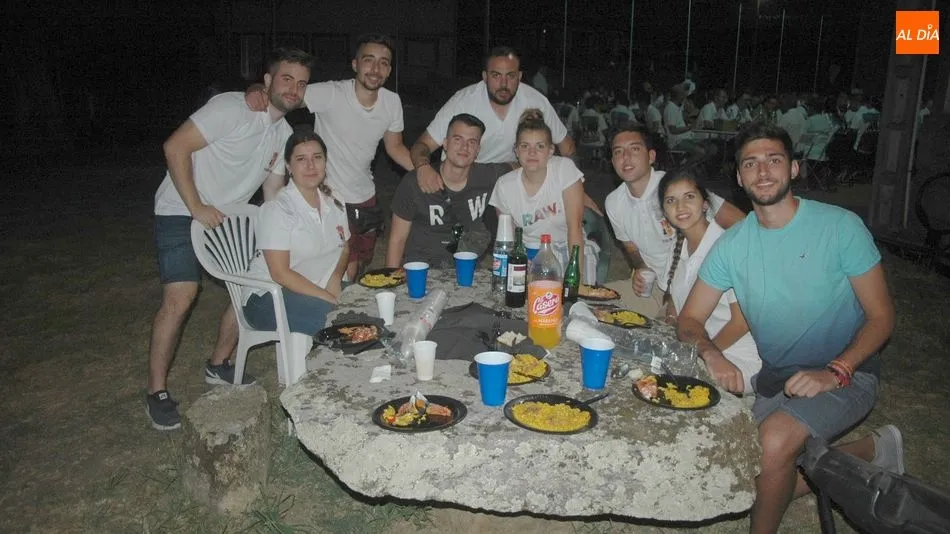 Después de una intensa jornada, los vecinos de Saldeana disfrutaban de una buena paella / SILVESTRE