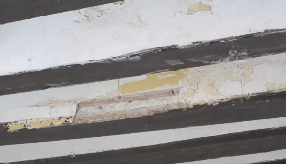 Parte deteriorada de uno de los techos de los soportales de la Plaza Mayor