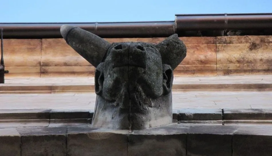 Cabeza de toro situada en la fachada del Pabellón de San Fernando hacia la Plaza del Mercado