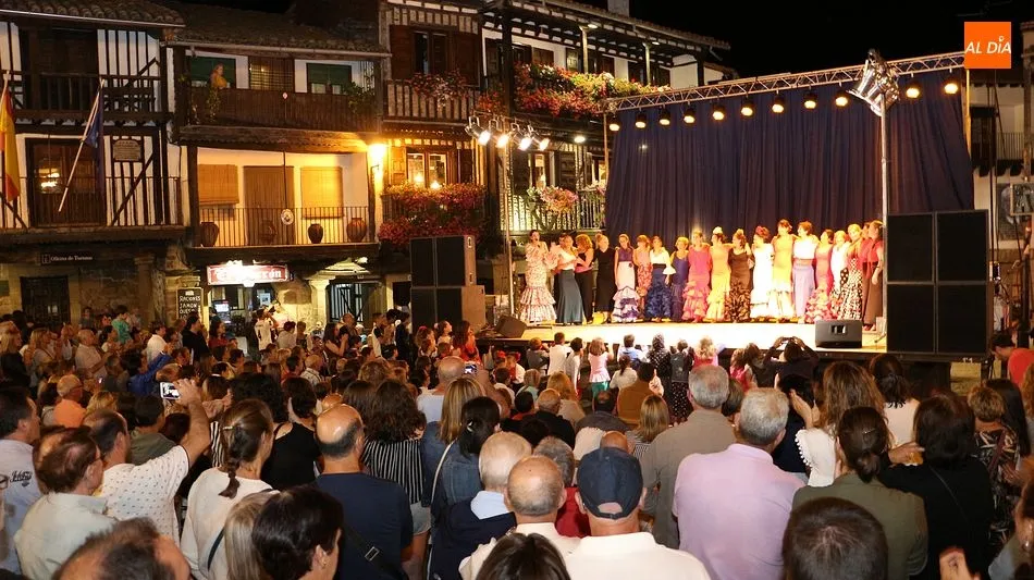 Gran afluencia de público para ver este espectáculo en la Plaza de La Alberca