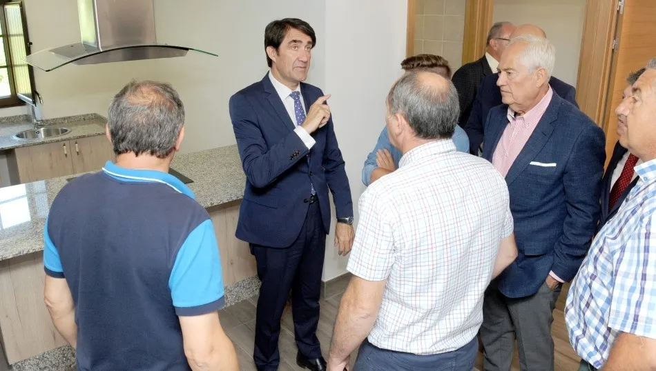 El consejero de Fomento y Medio Ambiente, Juan Carlos Suárez-Quiñones, en la vivienda del maestro de la localidad leonesa de Matachana
