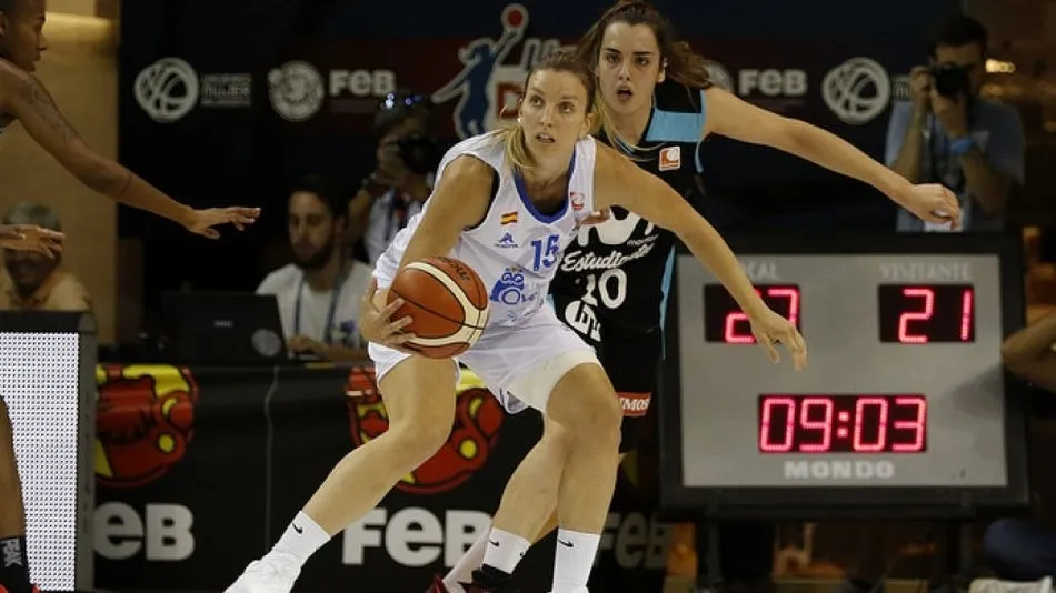 Laura Gil, en acción ofensiva, durante un partido. Foto: Perfumerías Avenida