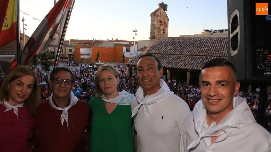 El alcalde y la concejala de Festejos, con miembros de la Corporación y el pregonero. Fotos: Alberto Martín