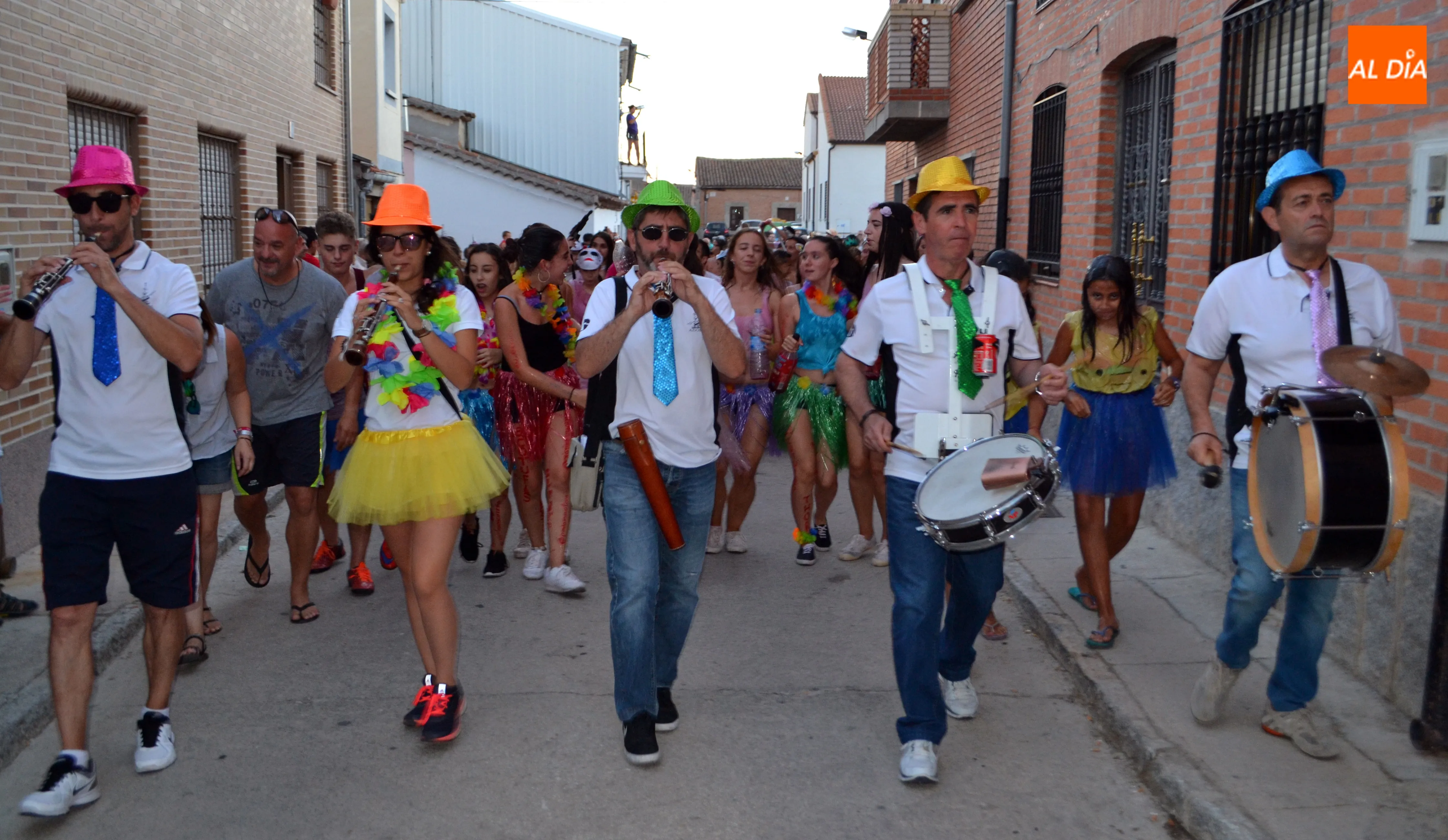 Cientos de peñistas llenaron calles y plazas en Macotera durante el desfile inaugural de las fiestas de San Roque