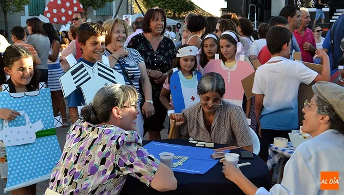 Un original desfile de disfraces entre peñas marcaba el comienzo de las fiestas en Aldeaseca de la Frontera