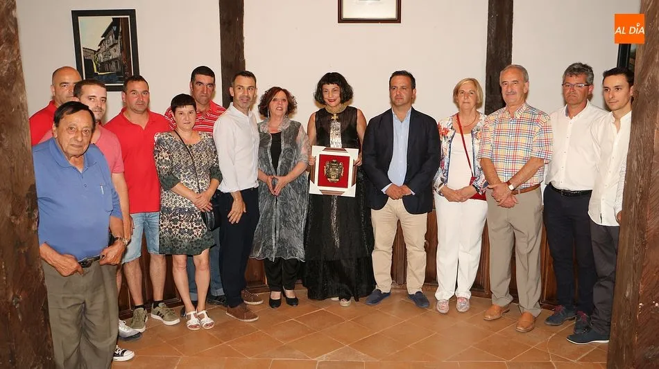 La pregonera, Fely Campo, recibió un presente de parte de la Corporación Municipal de La Alberca
