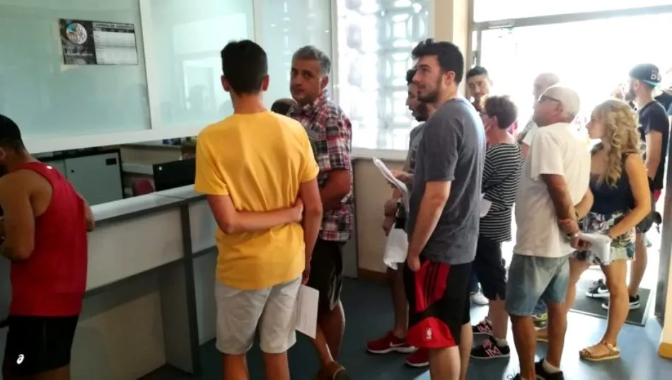 Aficionados del Salamanca UDS en las oficinas del club para comprar sus abonos