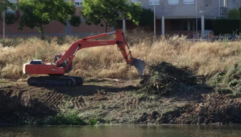 Retroexcavadora Hitachi 350 realizando trabajos en la ribera del Tormes
