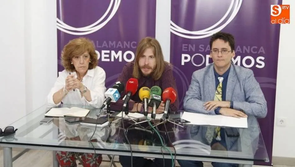 Isabel Muñoz, Pablo Fernández e Ignacio Paredero, integrantes de Podemos en una rueda de prensa en Salamanca