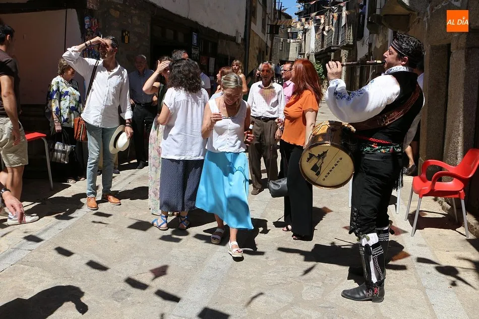 Las calles se llenaron de música y bailes tradicionales en honor a la Patrona