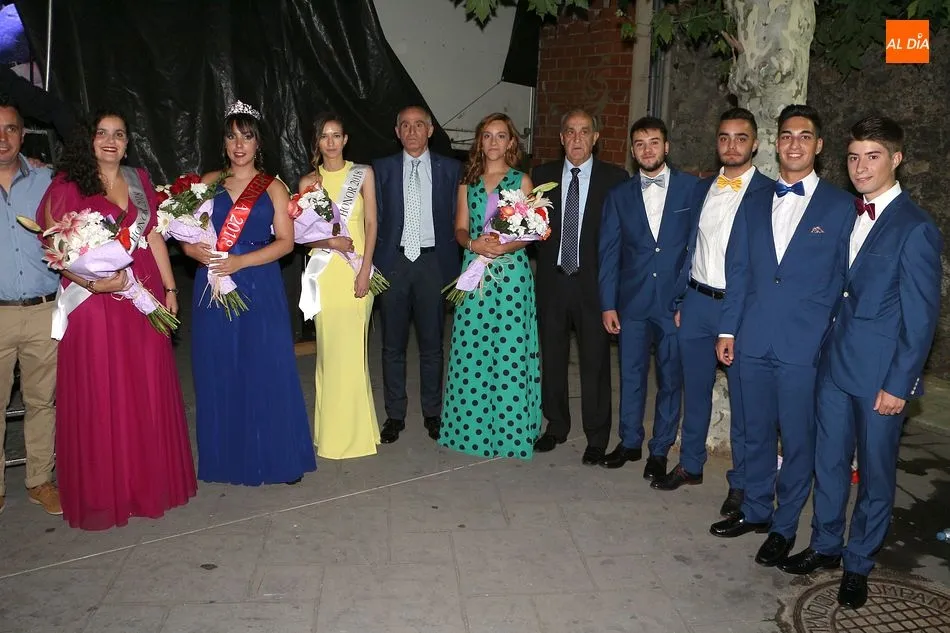 La corte de honor, con la reina Lidia Andrés (segunda por la izquda) junto al pregonero Ángel Porras, y el alcalde, Ignacio Polo