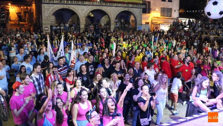 Las peñas volvieron a dar la cara en el desfile que marca el inicio de las fiestas de San Roque / CORRAL