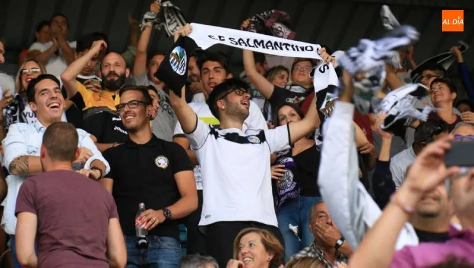 Aficionados del CF Salmantino UDS en un encuentro de la pasada campaña en el Helmántico