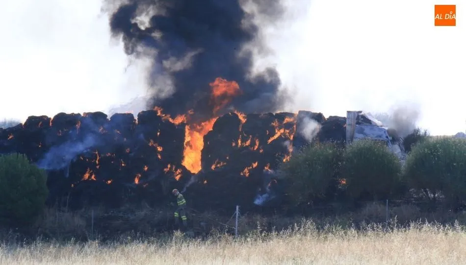 Camión de paja ardiendo en la A-66, a la altura de Arapiles. Foto de Alberto Martín