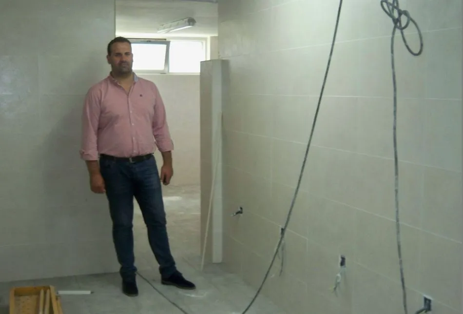 El alcalde, David Mingo, en los vestuarios de la piscina climatizada