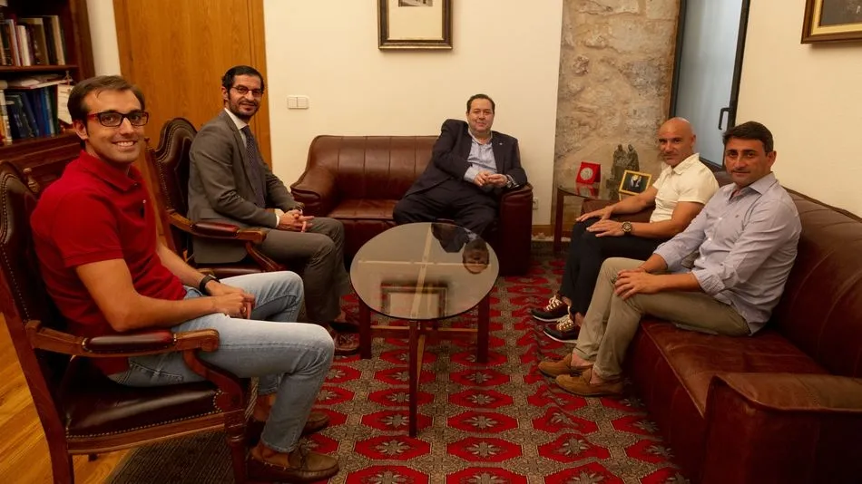 El presidente de la Cámara (fondo), con miembros de la Institución y, a su lado, José María Movilla.