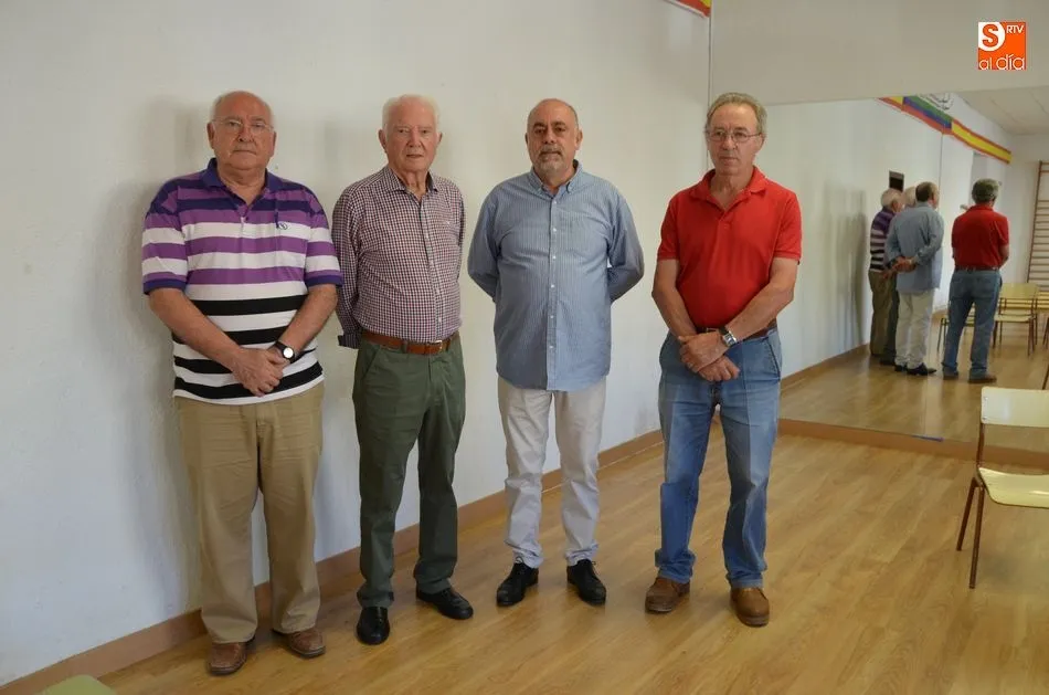 El alcalde, segundo por la derecha, en el nombramiento de Anselmo Santos como Hijo Adoptivo de El Cerro