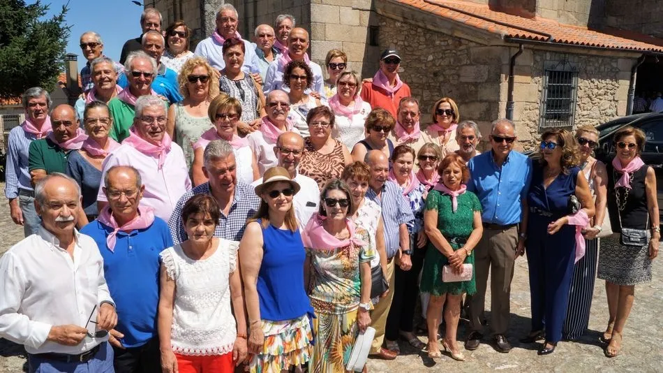 Los quintos se hacen una foto para el recuerdo en uno de los lugares emblemáticos.
