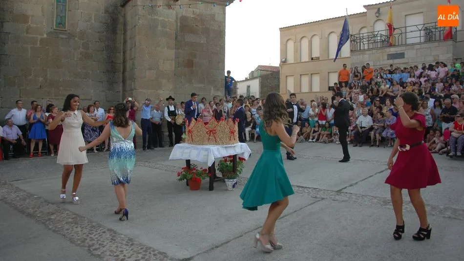 Como es tradición, los quintos de Vilvestre celebraron el baile de la rosca / SILVESTRE