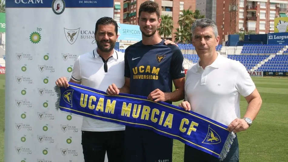 Foto de la presentación del jugador con el UCAM extraída de www.salamancacfuds.com