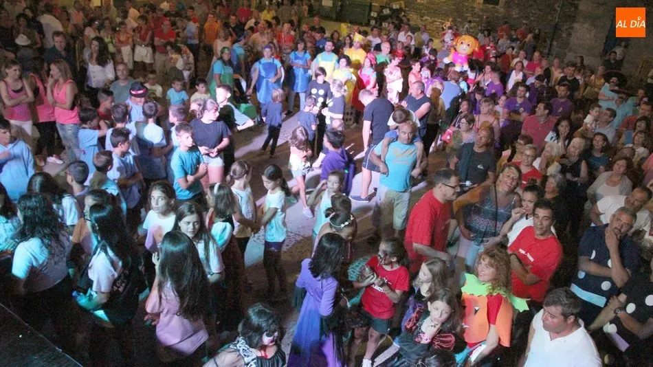 El desfile de peñas animaba al numeroso público que se congregaba frente al Ayuntamiento de Vilvestre / MARIBEL