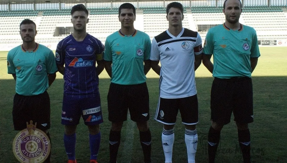 Los capitanes y los árbitros, tras el sorteo de campos. Foto: Andrea Marcos/Cristo Atlético