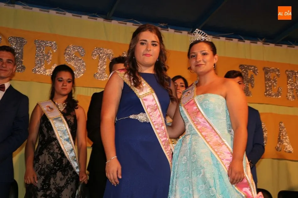Laura García, reina de 2017 (izquierda), coronó a Sandra Garcia (derecha) como reina de los festejos de Ledrada 2018