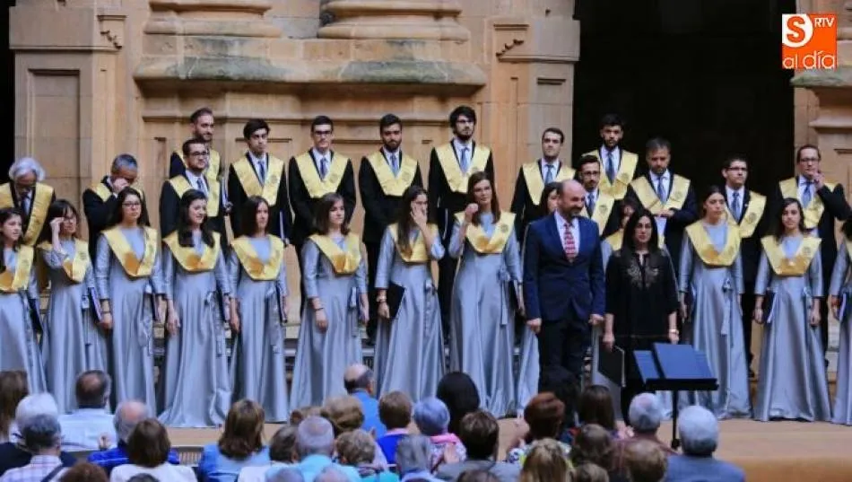 Uno de los conciertos del Coro Tomás Luis de Victoria en el Patio Barroco de la Universidad Pontificia de Salamanca