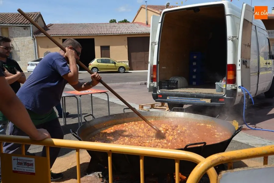 Momento de preparación de la caldereta de carne en Valdelosa.