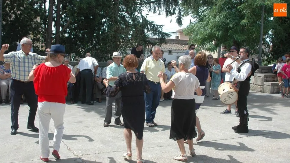Los mayores se animaron a bailar al son de la gaita y el tamboril de Javier Rodríguez ‘El Pardal’ / SILVESTRE