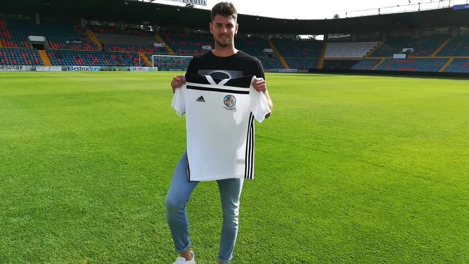 Vivancos posa con la camiseta del Salamanca UDS en el Helmántico. Fotos: RFG