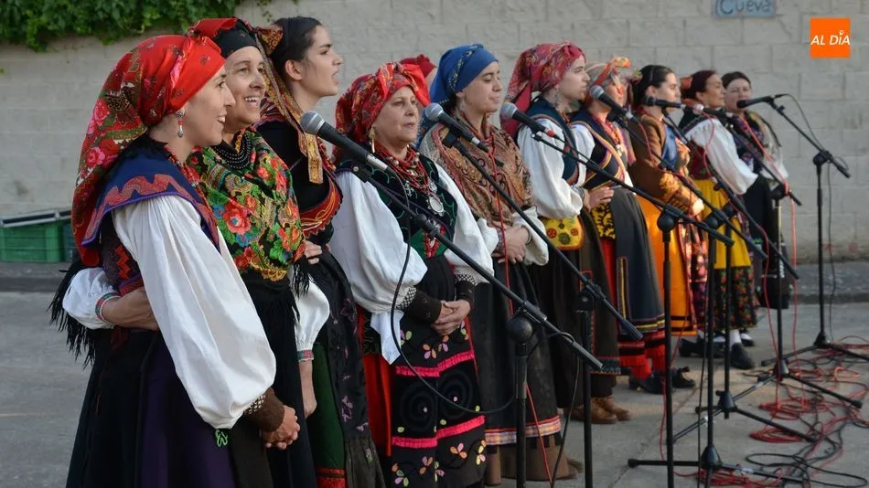 Momento del canto grupal de la Asociación ‘Bajo Duero’