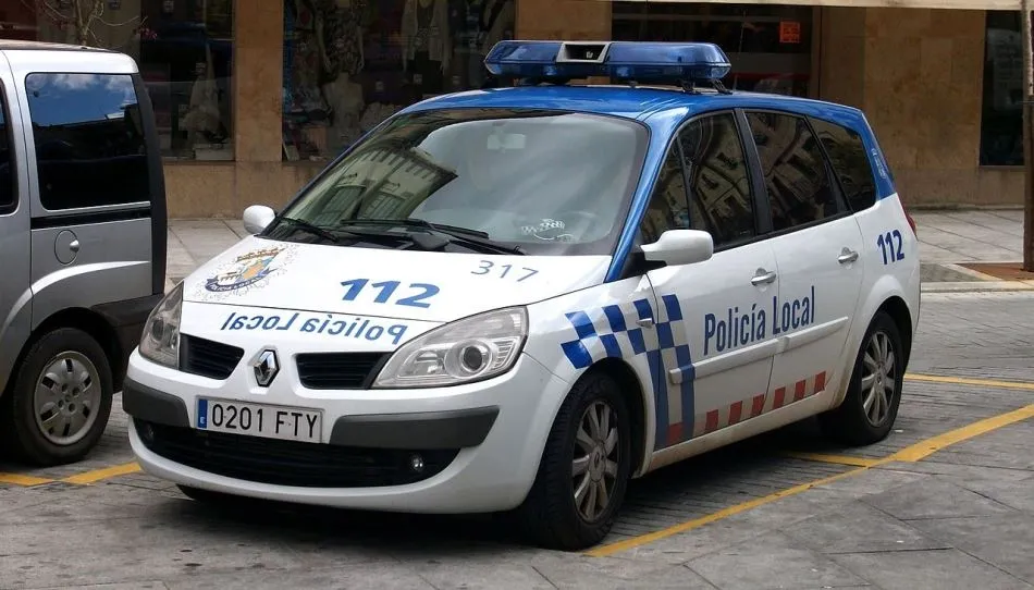 Coche de la Policía Local en el centro de Salamanca, junto a la plaza del Mercado