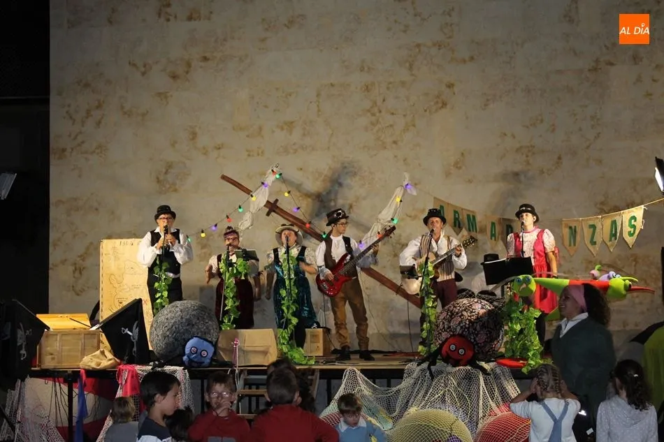 Actuación de Armandanzas en Almenara de Tormes