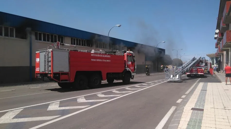 Incendio en la nave municipal de Villares de la Reina. Foto de David Hernández