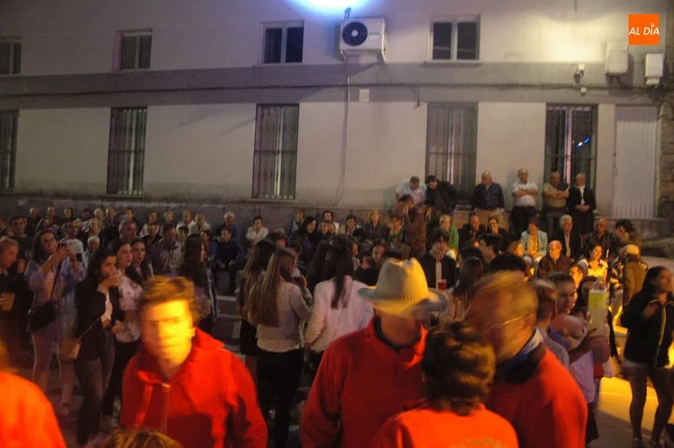 Los Sobraos llenan la plaza de Cipérez  