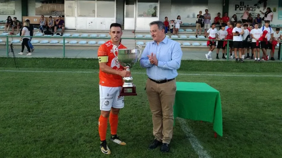 Momento de Piojo con la copa de la victoria de la pretemporada / Foto TW Unionistas CF