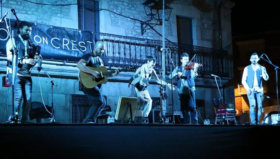 Folk On Crest celebra su décimo aniversario con un cuarto disco grabado en directo en el Liceo el pasado 3 de febrero / CORRAL