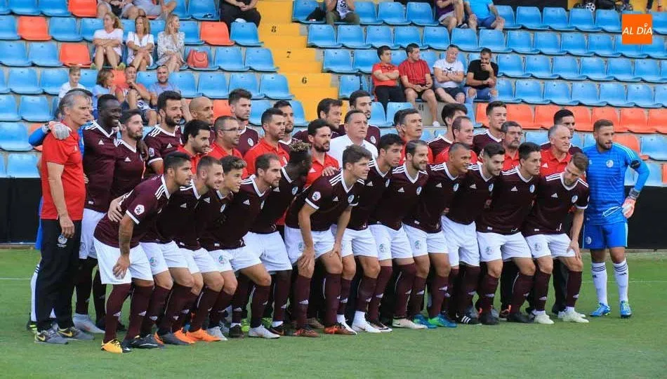 Plantilla del Salamana UDS 2018-19 en su presentación en el estadio Helmántico. Foto de Alberto Martín