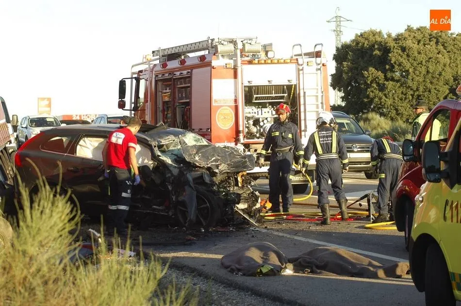 En el último accidente mortal en Fuentes de Oñoro fallecieron dos jóvenes. Fotos de Adrián Martín