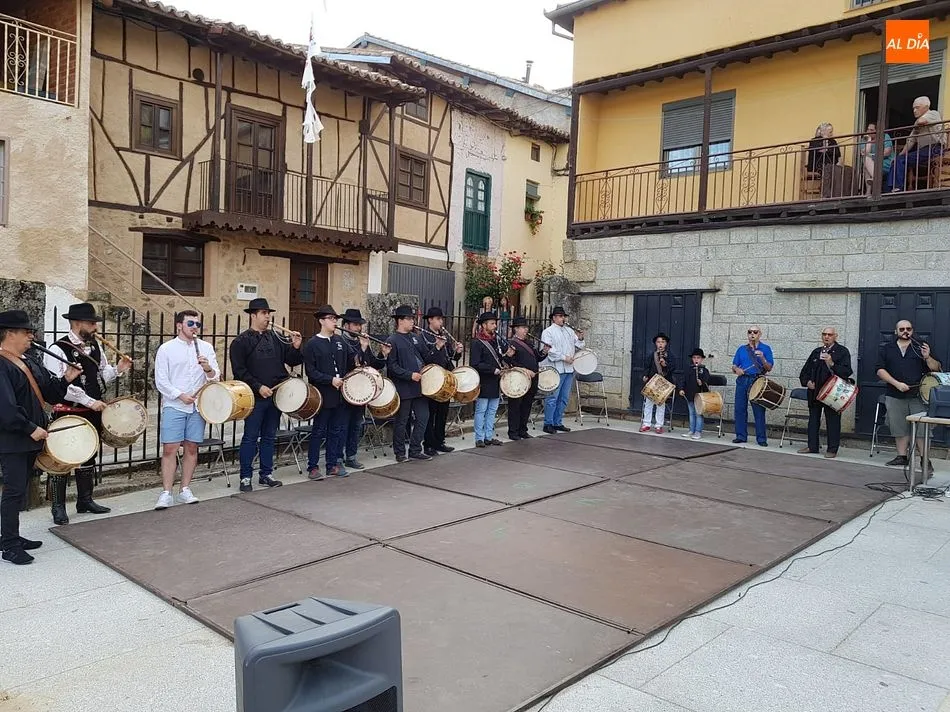 Previa de los festejos al son de la gaita y el tamboril