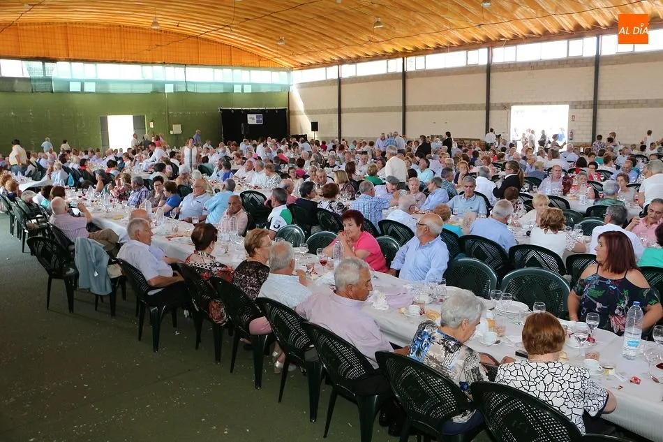 Los mayores comparten mesa para despedir las fiestas