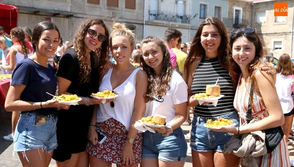 Hasta 950 raciones de paella para coger fuerzas en el inicio de las fiestas / CORRAL