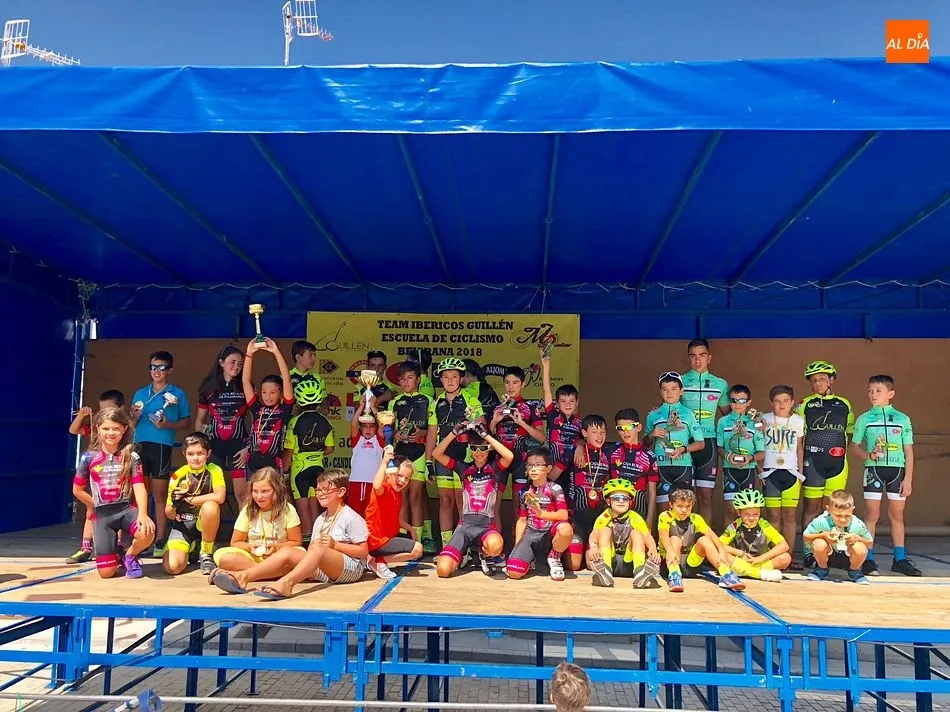 Los ganadores de la III Copa de Escuelas de Ledrada posan con sus trofeos