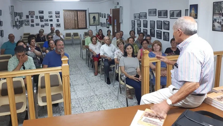 Venancio Pascua en el acto de la presentación de su nuevo libro en el salón de actos del Ayuntamiento de Mieza