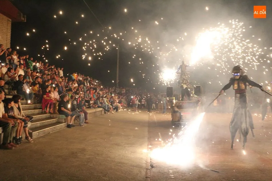 El público disfrutó el espectáculo pirotécnico en primera fila